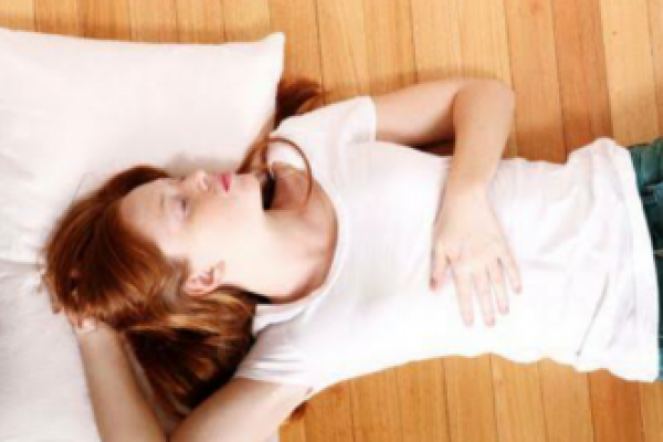 Benar kah Tidur di Lantai Sebabkan Paru-paru Basah? Ini Jawaban Dokter