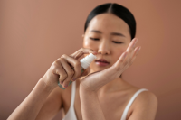 Ilustrasi seorang wanita menggunakan produk perawatan kulit atau skincare (foto: freepik)